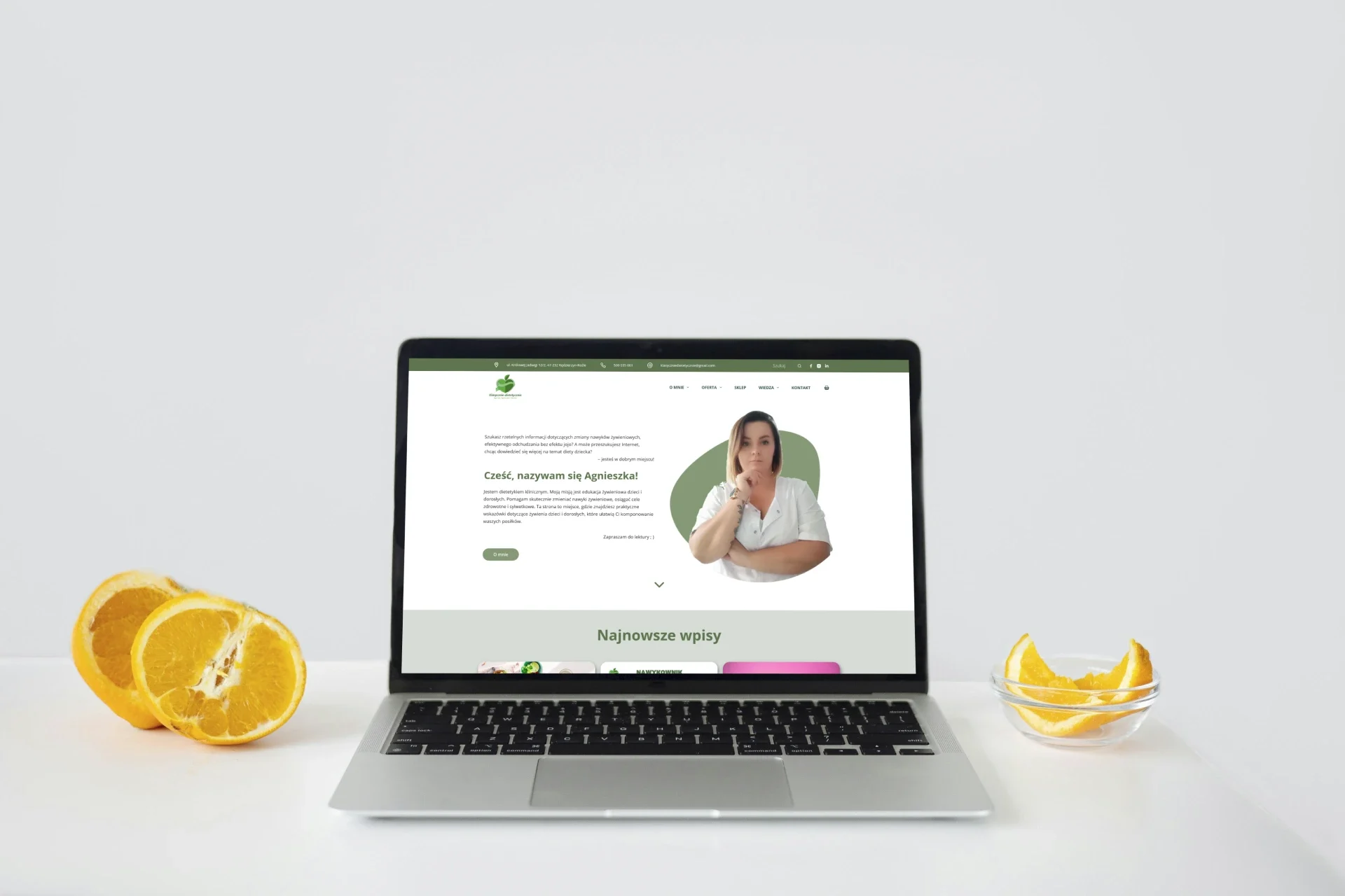 Otwarty laptop z realizacją dla Klasycznie-dietetycznie