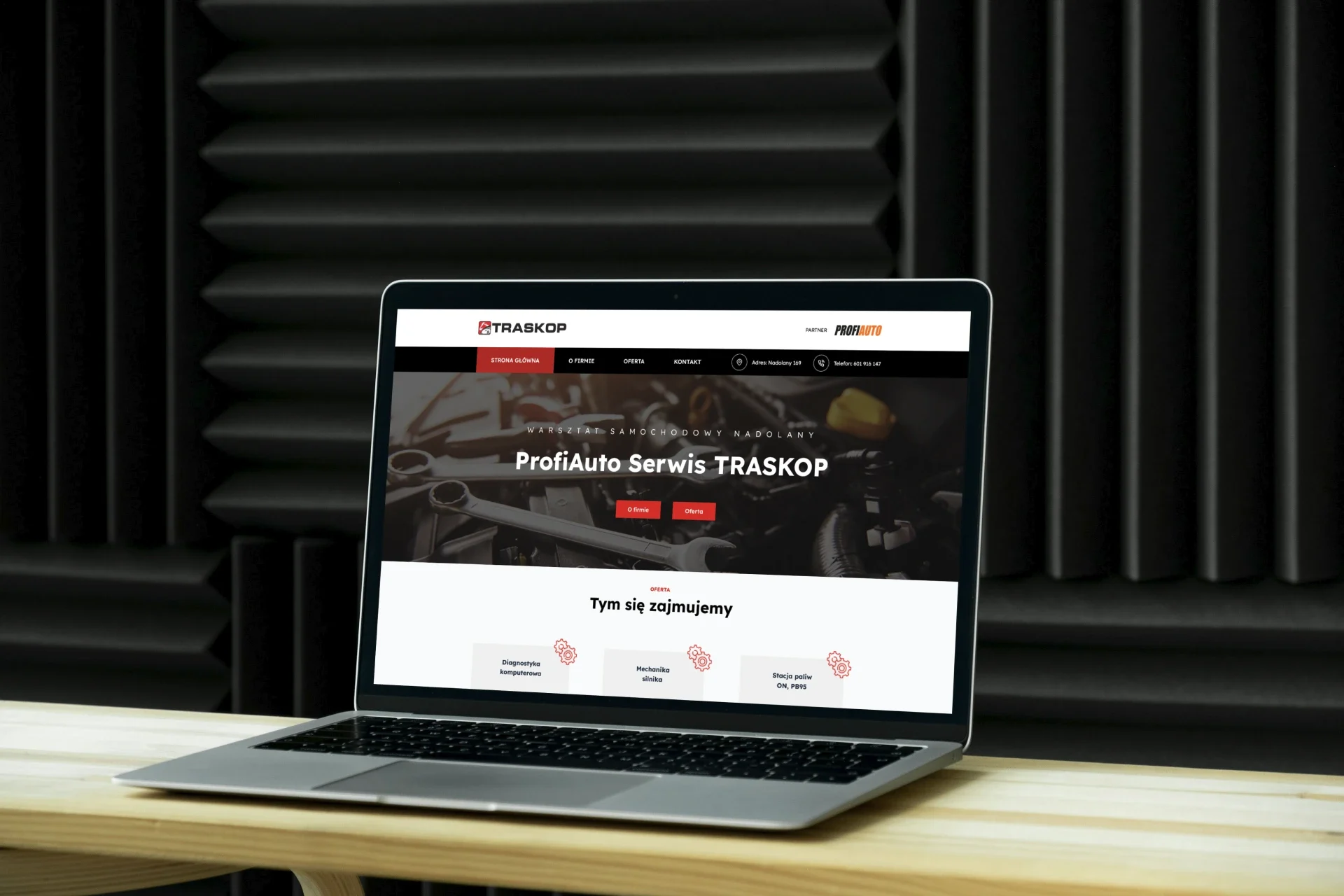 Otwarty laptop z realizacją dla TRASKOP